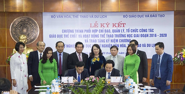 Lễ k&yacute; kết giữa Bộ VHTTDL v&agrave; Bộ GD&amp;amp;amp;ĐT về chương tr&igrave;nh phối hợp c&ocirc;ng t&aacute;c gi&aacute;o dục thể chất v&agrave; hoạt động thể thao trường học giai đoạn 2016 &ndash; 2020.