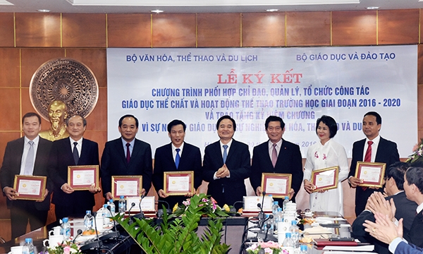 L&atilde;nh đạo Bộ GD&amp;amp;amp;ĐT, Bộ VHTTDL đ&atilde; trao tặng kỷ niệm chương &ldquo;V&igrave; sự nghiệp Gi&aacute;o dục&rdquo; v&agrave; &ldquo;V&igrave; sự nghiệp Văn h&oacute;a, thể thao v&agrave; du lịch&rdquo; cho c&aacute;c đại biểu.