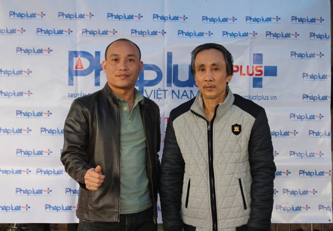 Thay mặt T&ograve;a soạn Ph&aacute;p luật Plus - Nh&agrave; b&aacute;o Phạm Quốc Cường ch&uacute;c &ocirc;ng H&agrave;n Đức Long v&agrave; gia đ&igrave;nh sum vầy, hạnh ph&uacute;c khi tết Xu&acirc;n Đinh Dậu đang về.&nbsp;Mong c&ocirc;ng l&yacute; soi rọi minh oan để &ocirc;ng Long trở th&agrave;nh c&ocirc;ng d&acirc;n tốt, gương mẫu cho con ch&aacute;u noi theo.  Thay mặt gia đ&igrave;nh, &ocirc;ng H&agrave;n Đức Long cảm ơn T&ograve;a soạn Ph&aacute;p luật Plus, v&agrave; c&aacute;c cơ quan b&aacute;o ch&iacute; v&agrave; cơ quan bảo vệ ph&aacute;p luật đ&atilde; đồng h&agrave;nh c&ugrave;ng gia đ&igrave;nh.