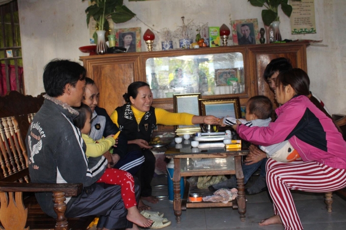 B&agrave; con, h&agrave;ng x&oacute;m tới chia vui với gia đ&igrave;nh &ocirc;ng Long.