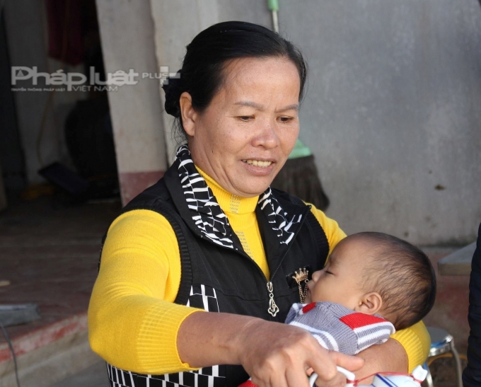 Người phụ nữ đ&atilde; kh&ocirc;ng ngại gian kh&oacute; 11 năm trời đi k&ecirc;u oan cho chồng. Ảnh Ho&agrave;ng Lịnh.