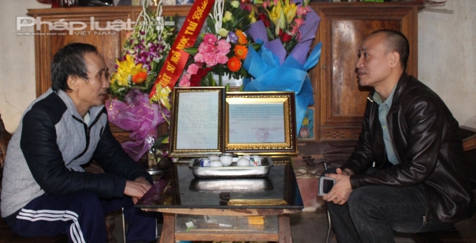 Do bị giam cầm l&acirc;u ng&agrave;y n&ecirc;n hiện sức khỏe của &ocirc;ng Long rất k&eacute;m, huyết &aacute;p cao, đi lại kh&oacute; khăn, đau xương cột sống lưng, c&aacute;c khớp đau. Ảnh Duy Khương