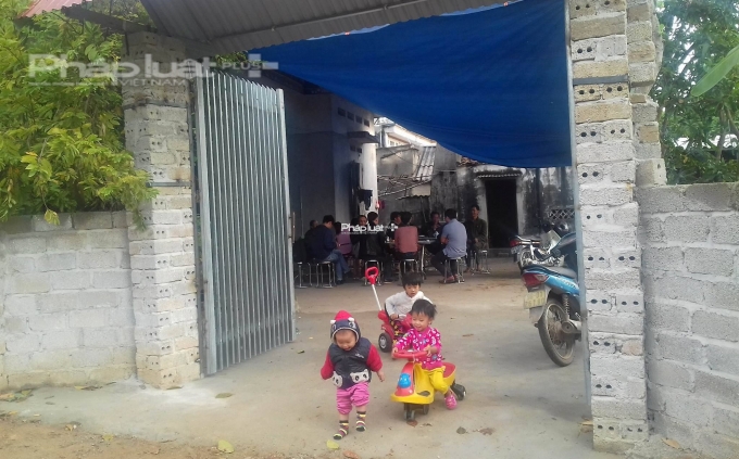 S&aacute;ng nay đ&atilde; l&agrave; buổi s&aacute;ng ng&agrave;y thứ 2 kể từ khi &ocirc;ng H&agrave;n Đức Long được trả tự do trở về gia đ&igrave;nh nhưng kh&ocirc;ng kh&iacute; tưng bừng vẫn diễn ra tại đ&acirc;y. Ảnh Nguyễn Xinh