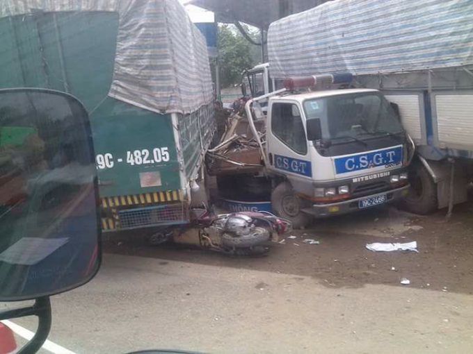 Hiện trường vụ tai nạn giao th&ocirc;ng li&ecirc;n ho&agrave;n s&aacute;ng ng&agrave;y 21/12 tại x&atilde; Trảm Thản, huyện Ph&ugrave; Ninh. (Ảnh: Bien19.biz)