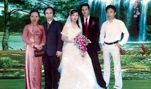 Bức ảnh cưới của con &ocirc;ng Long phải gh&eacute;p h&igrave;nh v&igrave; bố đang ngồi t&ugrave;.