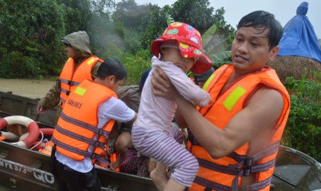 Trung &uacute;y Đặng Nam Việt c&ugrave;ng đồng đội gi&uacute;p d&acirc;n v&ugrave;ng lũ B&igrave;nh Định.