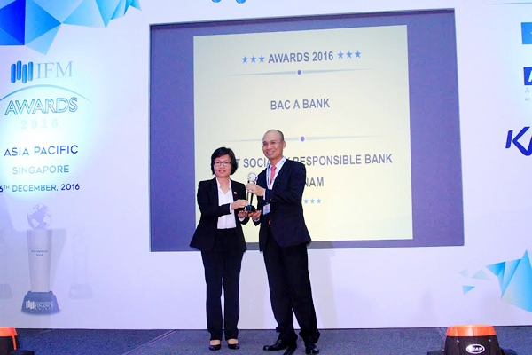 &Ocirc;ng Chu Nguy&ecirc;n B&igrave;nh &ndash; Ph&oacute; Tổng Gi&aacute;m đốc BAC A BANK đại diện cho ng&acirc;n h&agrave;ng đ&oacute;n nhận giải thưởng.