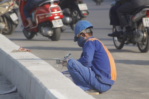 Những c&ocirc;ng nh&acirc;n đang ho&agrave;n thiện c&aacute;c hạng mục c&ograve;n lại để kịp tiến độ.