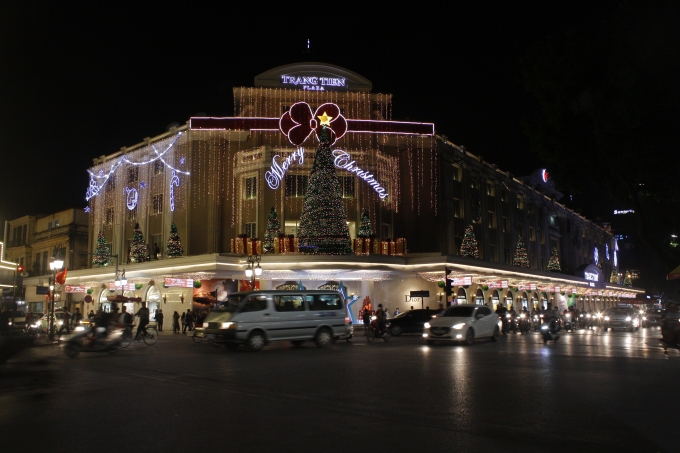 Trung t&acirc;m Thương mại Tr&agrave;ng Tiền, c&aacute;c c&acirc;y th&ocirc;ng Noel trang tr&iacute; đang được ho&agrave;n tất.