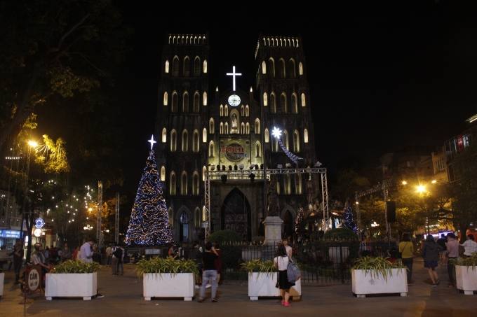 Rất đ&ocirc;ng người d&acirc;n cũng đổ về Nh&agrave; thờ Lớn để c&ugrave;ng chụp ảnh trước đ&ecirc;m Gi&aacute;ng sinh.