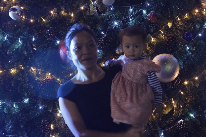 C&ugrave;ng chụp ảnh trước c&acirc;y th&ocirc;ng!              Đ&uacute;ng 0h ng&agrave;y 25/12, Lễ đ&oacute;n Gi&aacute;ng sinh ch&agrave;o năm mới sẽ bắt đầu, mọi c&ocirc;ng việc đang được ho&agrave;n thiện.