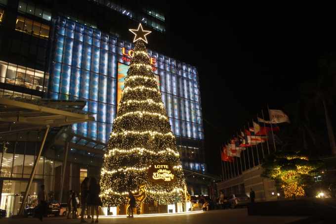 Trung t&acirc;m Thương mại Lotte tr&ecirc;n phố Đ&agrave;o Tấn cũng được trang tr&iacute; một c&acirc;y th&ocirc;ng Noel lớn.