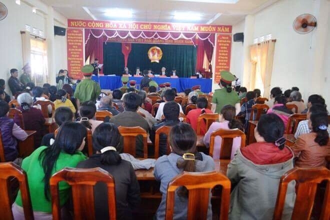 Ph&ograve;ng xử &aacute;n chặt cứng người tham dự.