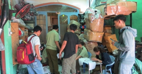 Thu giữ hàng trăm thùng linh kiện, phụ tùng xe máy không rõ nguồn gốc