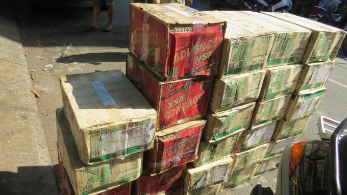 Một số th&ugrave;ng linh kiện xe m&aacute;y bị thu giữ.