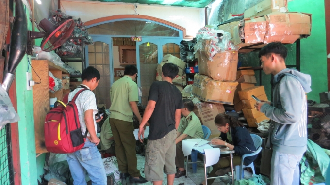 Cơ quan chức năng lập bi&ecirc;n bản vụ việc.