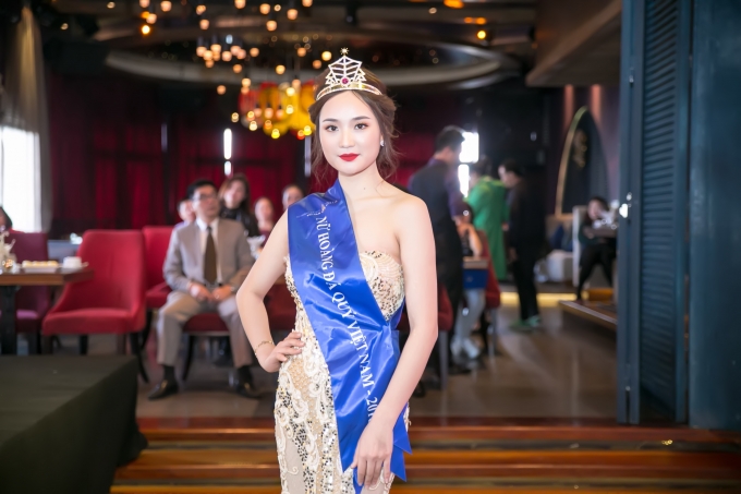 Top 3 Nữ ho&agrave;ng đ&aacute; qu&yacute; Việt Nam 2016 chia sẻ về chuyện y&ecirc;u đại gia lớn tuổi