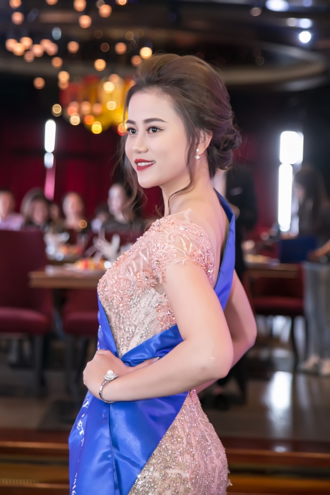 Top 3 Nữ ho&agrave;ng đ&aacute; qu&yacute; Việt Nam 2016 chia sẻ về chuyện y&ecirc;u đại gia lớn tuổi