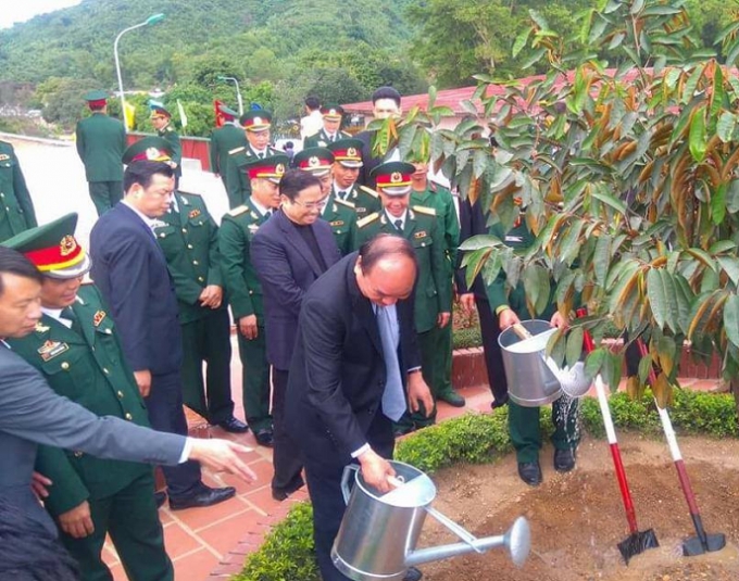 Thủ tướng Nguyễn Xu&acirc;n Ph&uacute;c trồng c&acirc;y lưu niệm c&ugrave;ng c&aacute;c c&aacute;n bộ chiến sỹ Lữ Đo&agrave;n 242.