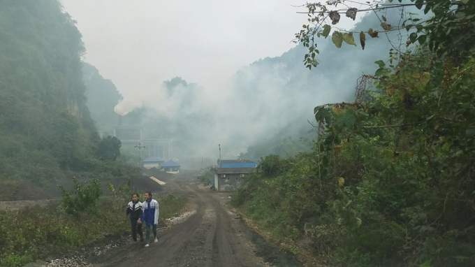 Việc nh&agrave; m&aacute;y xả kh&oacute;i khiến cho cuộc sống của người d&acirc;n bị ảnh hưởng rất lớn.