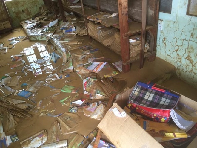 Theo thống k&ecirc; sơ bộ của Sở GD-ĐT tỉnh B&igrave;nh Định, lũ lụt l&agrave;m hơn 50.000 s&aacute;ch vở học sinh bị ướt, cuốn tr&ocirc;i.