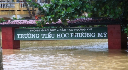 Học sinh miền trung đang chịu ảnh hưởng nặng nề bởi li&ecirc;n tiếp c&aacute;c trận b&atilde;o lũ cường độ lớn.