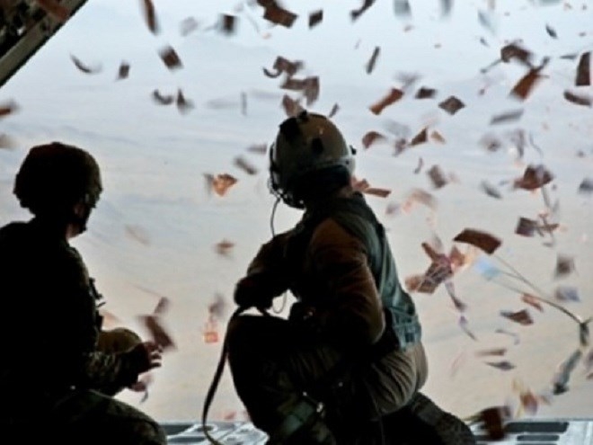 C&aacute;c m&aacute;y bay qu&acirc;n đội Syria đ&atilde; rải h&agrave;ng vạn truyền đơn k&ecirc;u gọi phiến qu&acirc;n ở đ&ocirc;ng Aleppo hạ vũ kh&iacute; đầu h&agrave;ng.