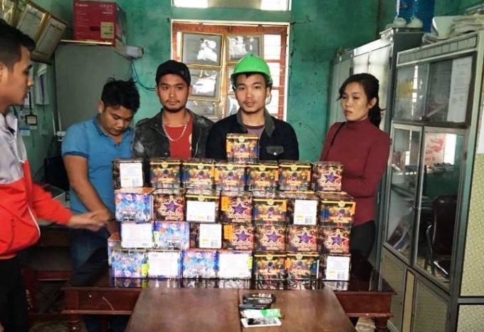 4 đối tượng vận chuyển 70kg ph&aacute;o từ Quảng B&igrave;nh ra H&agrave; Tĩnh tại cơ quan điều tra.