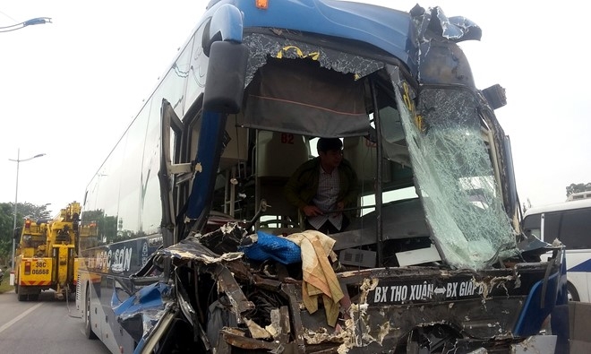 Đầu chiếc xe kh&aacute;ch bị hư hỏng nặng.