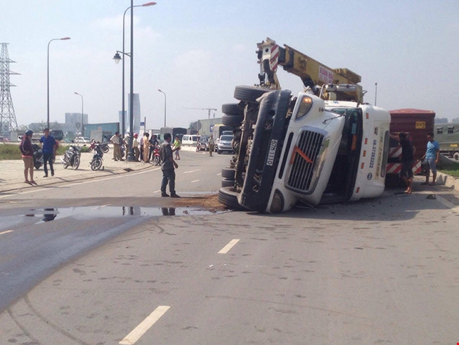 Container bị lật &nbsp;ra đường.