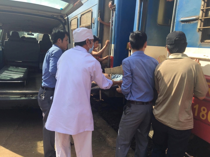 Nạn nh&acirc;n được chuyển từ t&agrave;u qua xe cấp cứu. Ảnh: Thảo Hương.