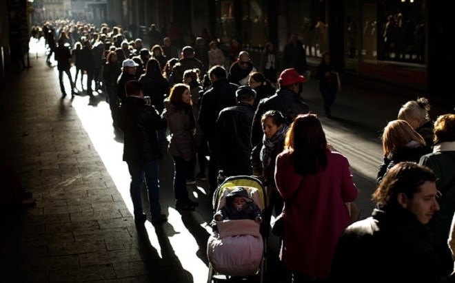 Người d&acirc;n T&acirc;y Ban Nha xếp h&agrave;ng chờ mua v&eacute; số Gi&aacute;ng sinh.