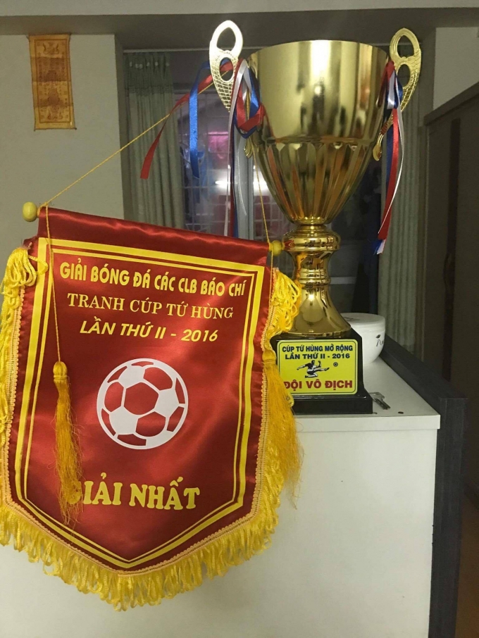 &nbsp;Giải thưởng cho đội V&ocirc; địch.