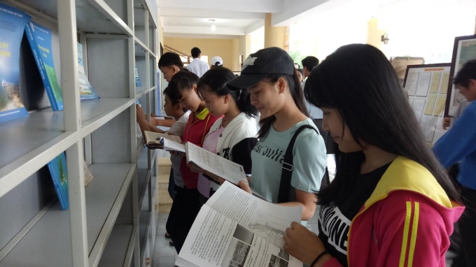 C&aacute;c em học sinh say m&ecirc; b&ecirc;n thư viện mi ni do thầy L&ecirc; Quốc Ch&acirc;u s&aacute;ng lập.