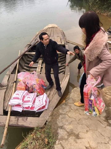 Trong một chuyến l&agrave;m c&ocirc;ng t&aacute;c từ thiện.