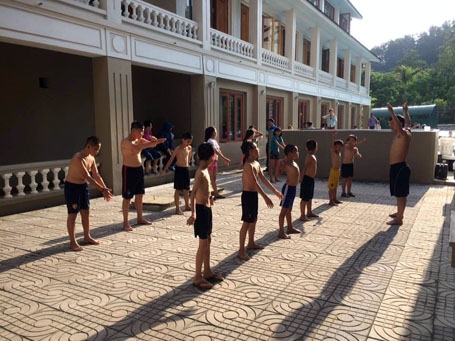 Thầy tổ chức c&aacute;c lớp dạy bơi miễn ph&iacute; để hạn chế t&igrave;nh trạng đuối nước cho c&aacute;c em học sinh v&ugrave;ng lũ.