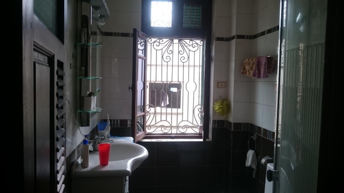 Ph&ograve;ng tắm đẹp, tho&aacute;ng v&agrave; hiện đại.