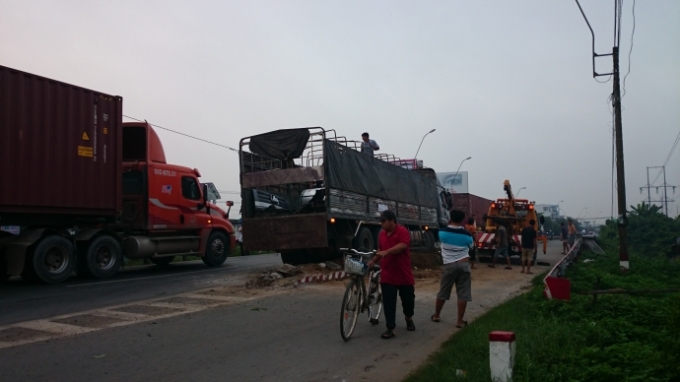 Lực lượng cứu hộ đang thực hiện cứu hộ xe tải bị nạn tr&ecirc;n dải ph&acirc;n c&aacute;ch. Ảnh: Hải Đường.