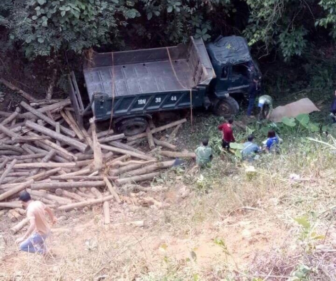 Hi&ecirc;̣n trường vụ tai nạn tại đèo Phú Đa, xã C&ocirc;ng Đa, huy&ecirc;̣n Y&ecirc;n Sơn, Tuy&ecirc;n Quang. Ảnh: Tiến Vũ.