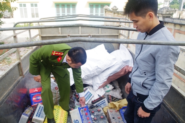 Tang vật lực lượng chức năng thu giữ tại hiện trường. (Ảnh C&ocirc;ng an H&agrave; Nam)