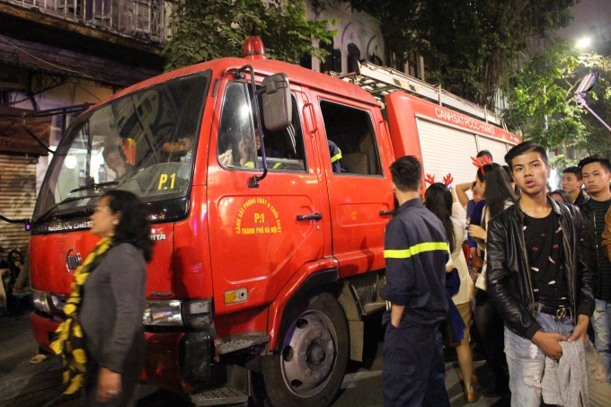 Lực lượng chữa ch&aacute;y cũng được điều động đến trước khu vực quảng trường Nh&agrave; thờ lớn.