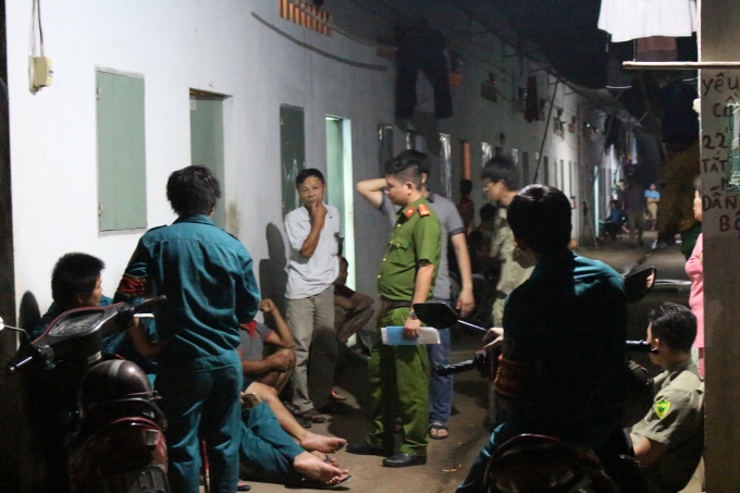 Lực lượng chức năng c&oacute; mặt kh&aacute;m nghiệm hiện trường, lấy lời khai nh&acirc;n chứng