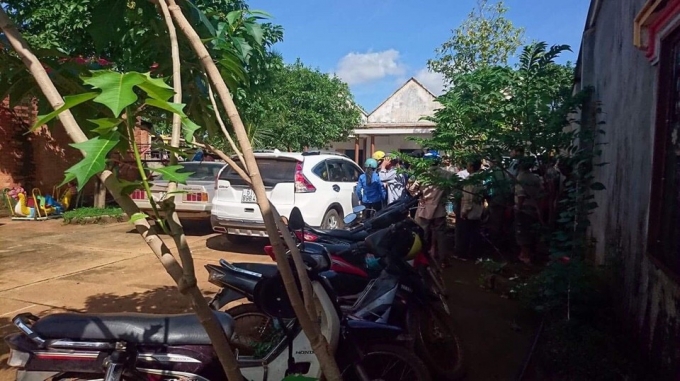 cơ quan chức năng l&agrave;m việc gần hiện trường vụ xả s&uacute;ng- ảnh: Thanh Hải