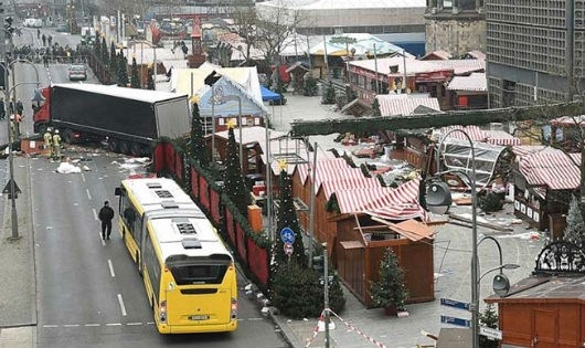 Hiện trường vụ tấn c&ocirc;ng khủng bố bằng xe tải ở Đức.