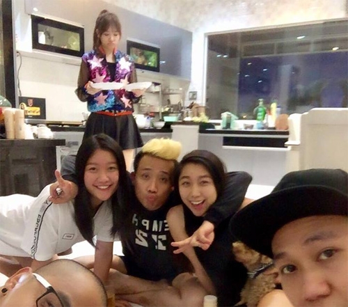 D&ugrave; kh&ocirc;ng giỏi việc nội trợ, c&ocirc; n&agrave;ng vẫn sẵn s&agrave;ng v&agrave;o bếp chuẩn bị thức ăn cho gia đ&igrave;nh nh&agrave; trai.