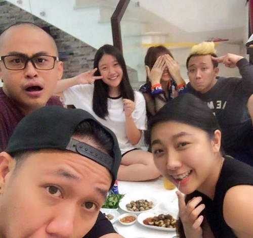 &nbsp;Mọi người c&ugrave;ng ăn uống v&agrave; n&oacute;i chuyện vui vẻ tại nh&agrave; Trấn Th&agrave;nh.