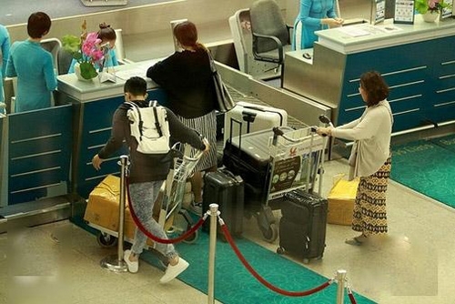 Trong lần xuất ngoại gần đ&acirc;y, cả hai c&ograve;n được mẹ Trấn Th&agrave;nh&nbsp;tiễn tại s&acirc;n bay