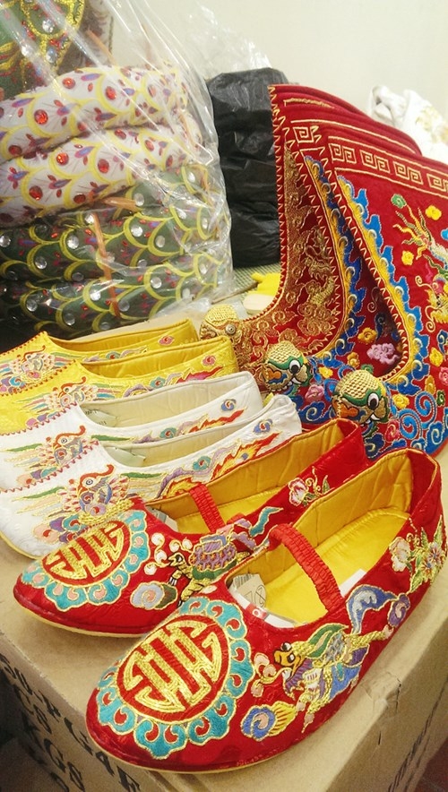 trang phục hầu đồng trở n&ecirc;n đặc sắc hơn do những đường kim mũi chỉ tinh xảo của thợ th&ecirc;u l&agrave;ng Đ&ocirc;ng Cứu tạo ra.&nbsp;Ảnh: Nh&atilde; Khanh.