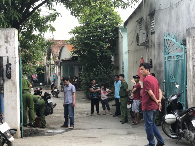 Cơ quan c&ocirc;ng an kh&aacute;m nghiệm hiện trường.