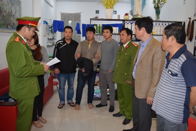 Cơ quan c&ocirc;ng an đọc lệnh bắt Nguyễn Ho&agrave;ng T&acirc;m.